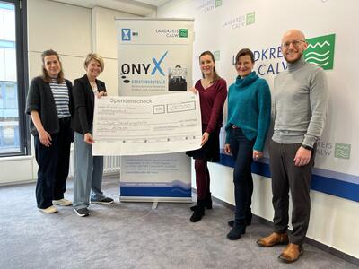 Kinderkleiderbasar Heumaden übergibt Spende an Beratungsstelle OnyX
