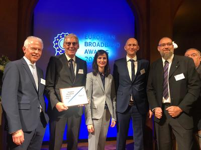 Bild vergrößern: Die Vertreter des Landkreises Calw nahmen am Montagabend in Brüssel die Auszeichnung als Finalist des European Broadband Award entgegen. 