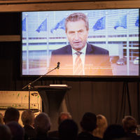 Bild vergrößern: EU-Kommissar Günther Oettinger schickte eine Videobotschaft aus Brüssel, in der er über seine Kindheit und Besuche im Landkreis Calw berichtete.