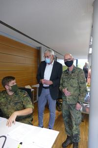 Bild vergrößern: Landrat Helmut Riegger im Gespräch mit einem Soldaten und Oberst Reyer (rechts im Bild) vom KSK.
