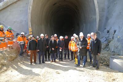 Bild vergrößern: 2022-03-08 PM Durchstich des Neubautunnels der Hermann-Hesse-Bahn in Ostelsheim 1
